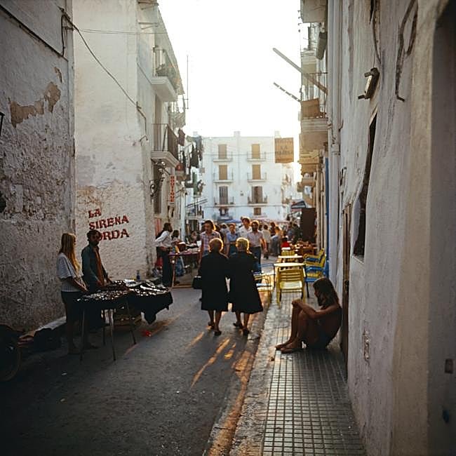 Atardecer en una concurrida calle peatonal del barrio de La Marina.