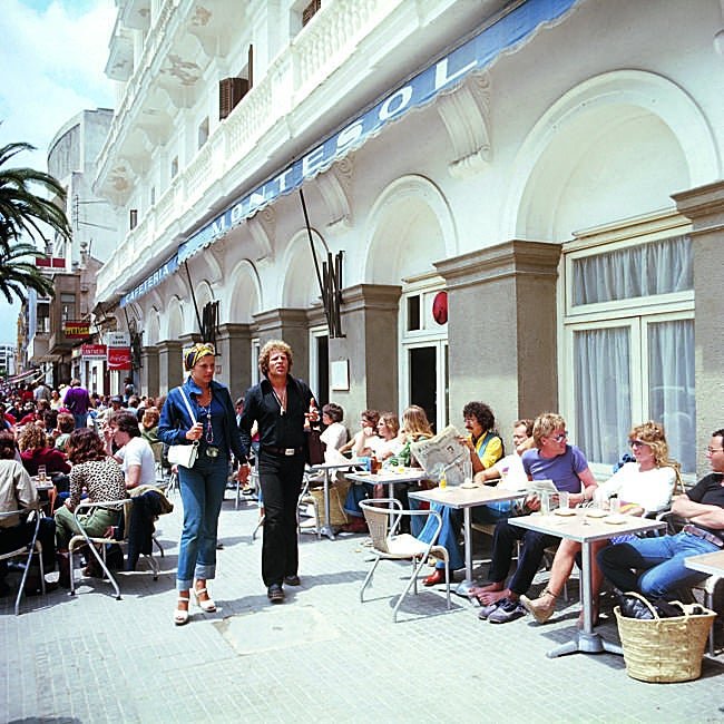 La terraza, abarrotada, del emblemático Hotel Montesol.