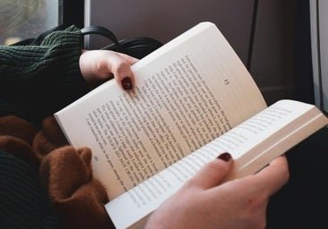 Los mejores libros para leer en un vuelo largo: novelas que enganchan desde la primera página