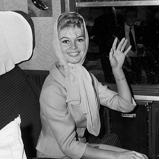 Brigitte Bardot en un tren (1957).