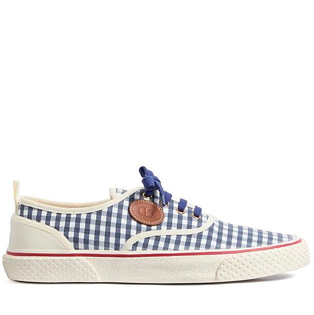 Zapatillas vichy azul de Valentino Garavani, 397 euros.