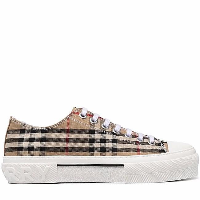 Zapatillas de cuadros de Burberry, 516 euros.