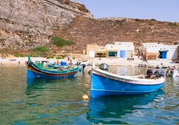 En esta bella isla del Mediterráneo está la cueva de Calipso, donde la ninfa retuvo a Odiseo: una playa de arena roja en un mar muy azul