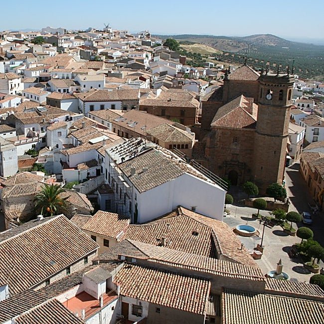 Así de blanco y pintoresco es Baños de la Encina.