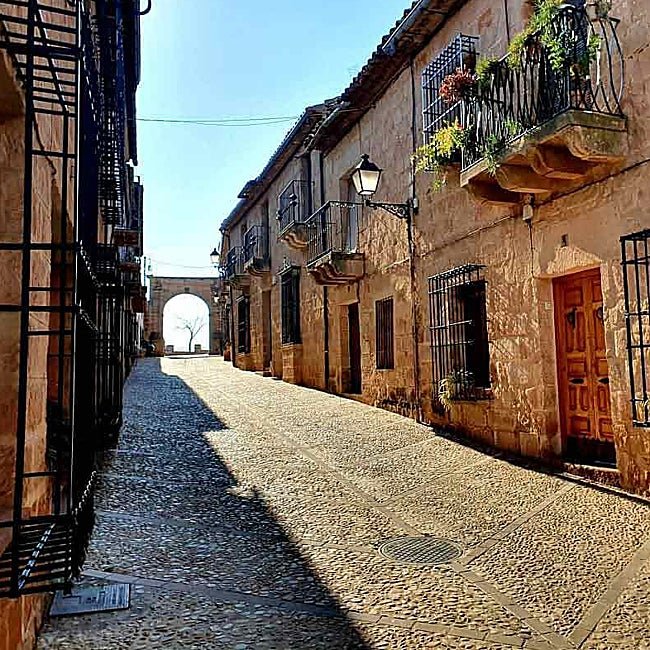 Una de las calles típicas de Baños de la Encina.