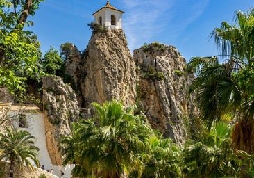El pueblo más bello de la Costa Blanca tiene un castillo con vistas increíbles y un embalse de aguas turquesas
