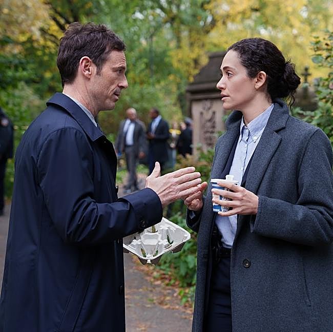 Scoot McNairy y Emmy Rossum son el detective Danny Kelly y la agente del FBI Alice Black en Furious.