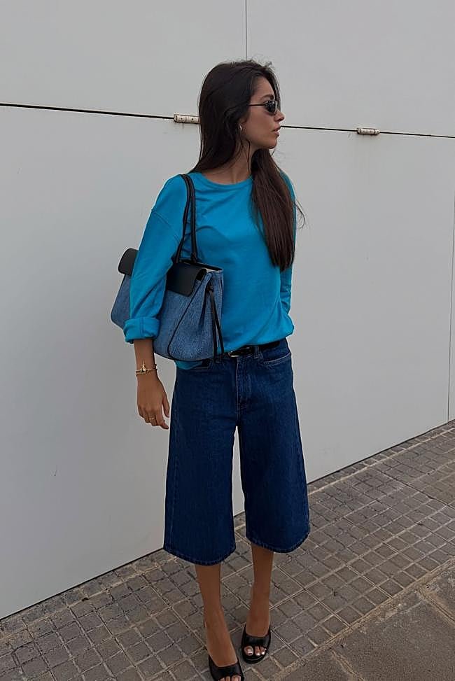 Inñes García con bermudas de Zara y bolso de Chanel.