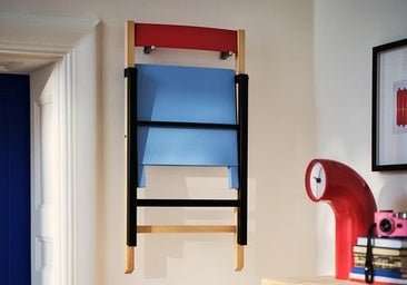 El mejor mueble de 2026 es esta silla plegable de diseño que puedes colgar en la pared como un Mondrian