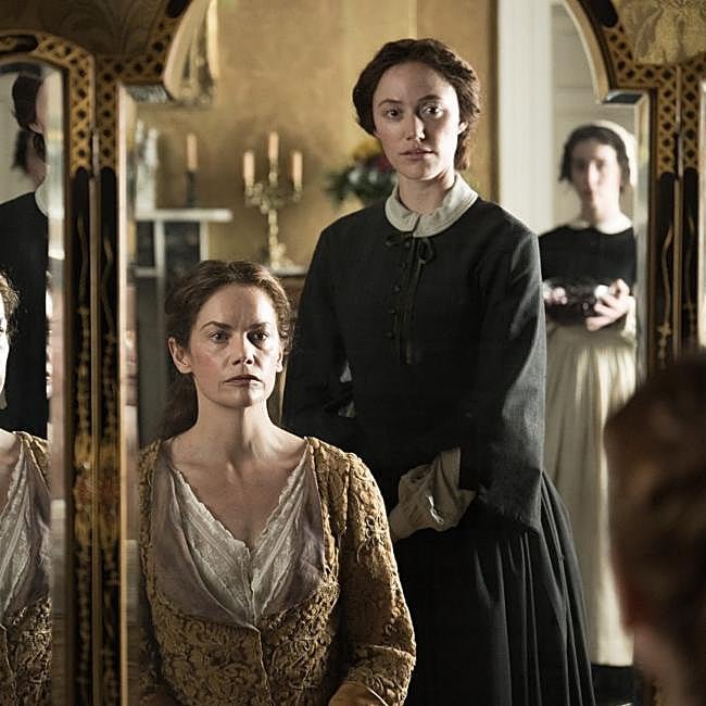 Ruth Wilson y Maika Monroe en un fotograma de Victorian Psycho.