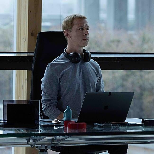 Jeremy Strong como Mark Zuckerberg en una imagen de El precio de la red.