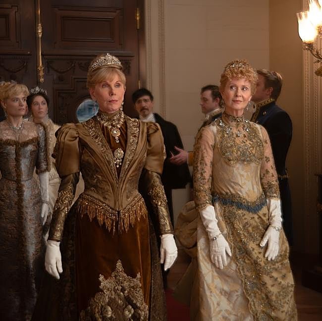 Christine Baranski como Agnes van Rhijn y Cynthia Nixon como Ada Brook en una imagen de la cuarta temporada de La edad dorada.