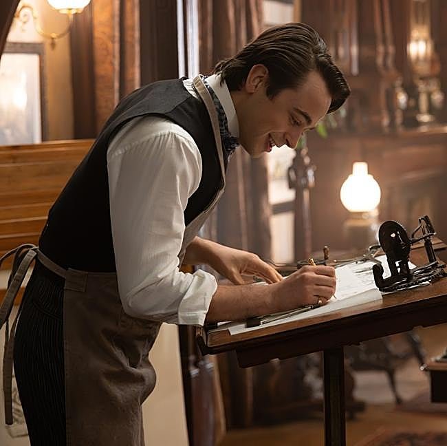 Ben Ahlers como el joven inventor Jack Trotter en una imagen de la cuarta temporada de La edad dorada.