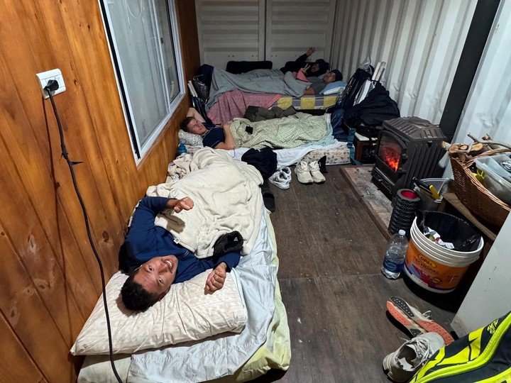 Los jugadores del Aruba en la habitación de la casa en la que vivieron durante los días de preparación en Argentina. Foto Gentileza Claudio Martínez