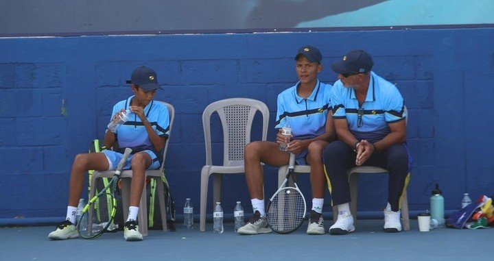 Martínez trabaja con la federación de tenis de Aruba para el desarrollo del deporte en la isla caribeña. Foto Gentileza Claudio Martínez