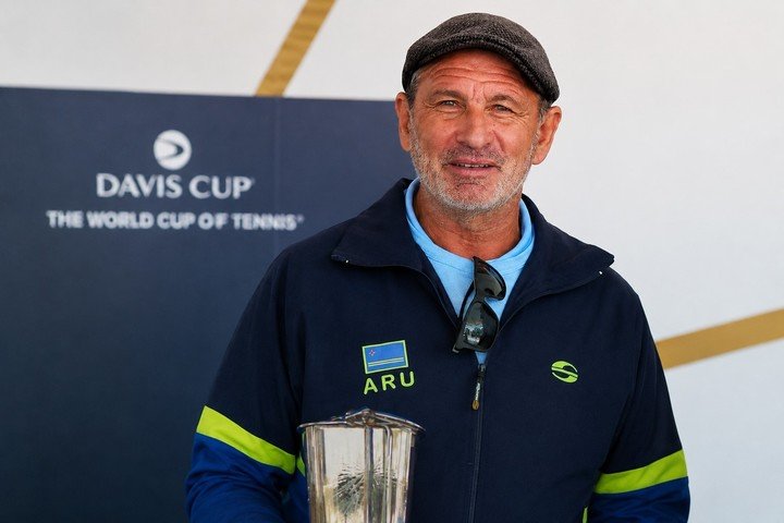 El argentino Claudio Martínez, capitán del equipo de Aruba que consiguió el asenso al Grupo III de la Zona Americana. Foto Copa Davis