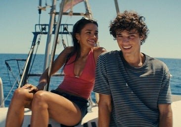 Amores imposibles, chicos perfectos y dramas adolescentes: por qué seguimos enganchados a las novelas románticas juveniles