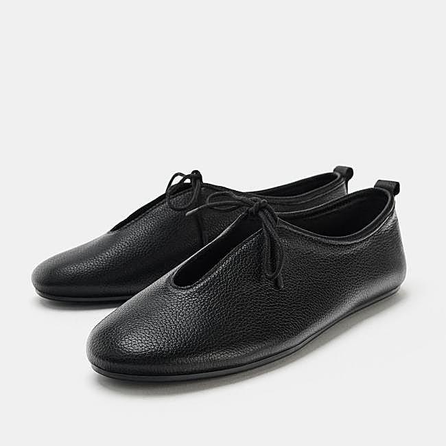 Bailarinas en negro con detalle de lazada de Zara.