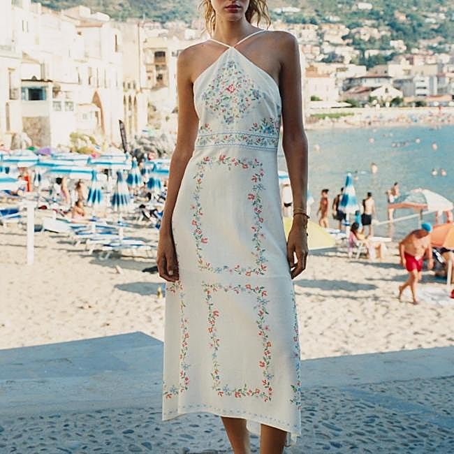 Vestido blanco bordado de Zara, 49,95 euros.