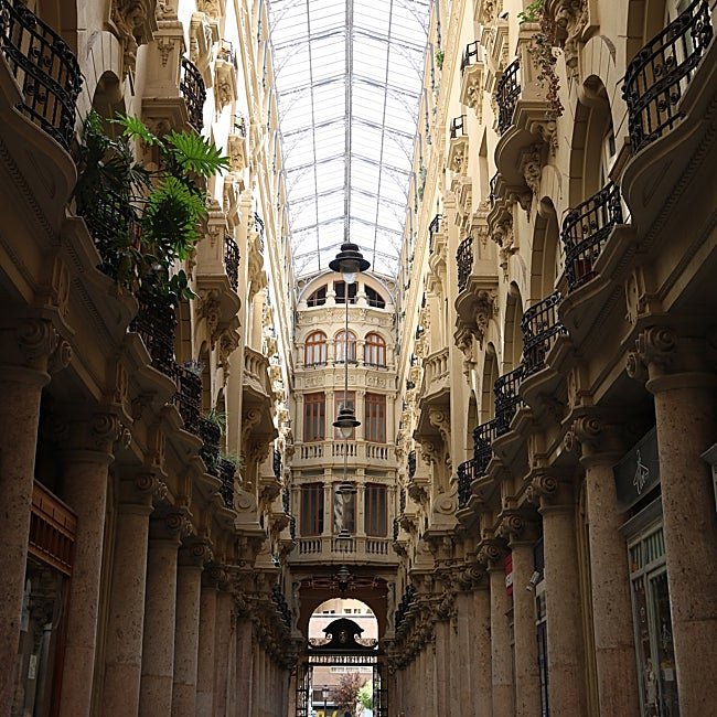 El Pasaje de Lodares tiene fama de ser la calle más bonita de España.
