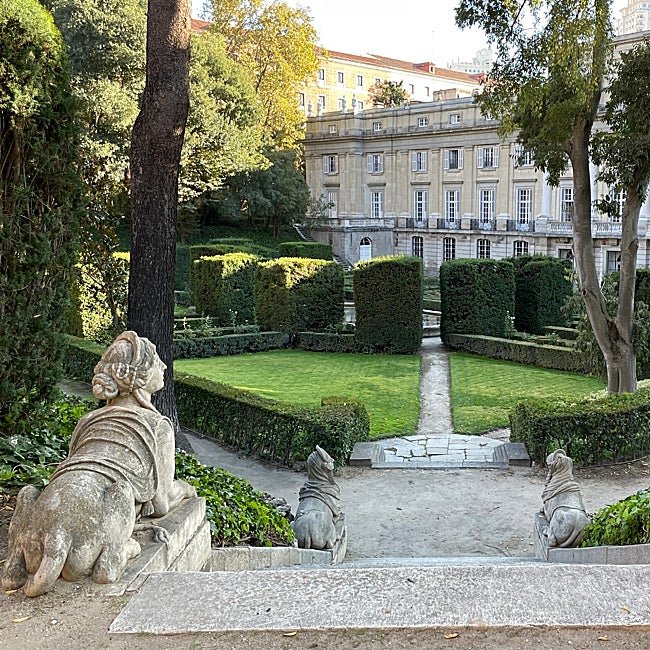 Los jardines de Liria tienen cuatro esfinges protectoras.