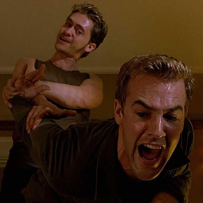 Fotograma de Las reglas de la atracción, la película basada en Las leyes de la atracción.