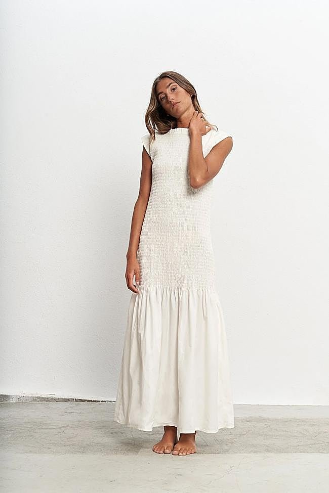 Vestido fruncido en color blanco de Par y Escala.