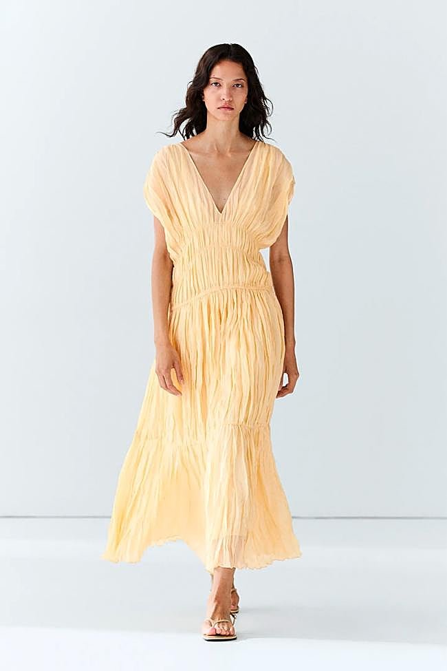 Vestido con detalle fruncido en amarillo de Massimo Dutti.