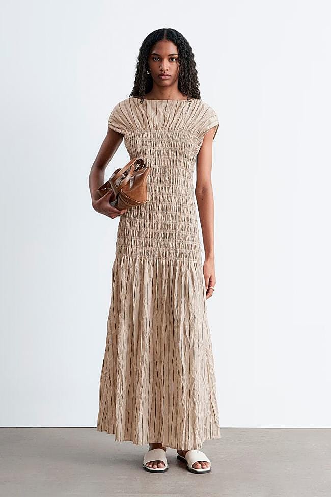 Vestido fruncido con rayas de & Other Stories.