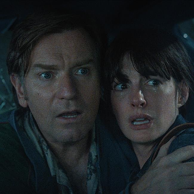 Ewan McGregor y Anne Hathaway son Greg y Denise Platt en El final de Oak Street.