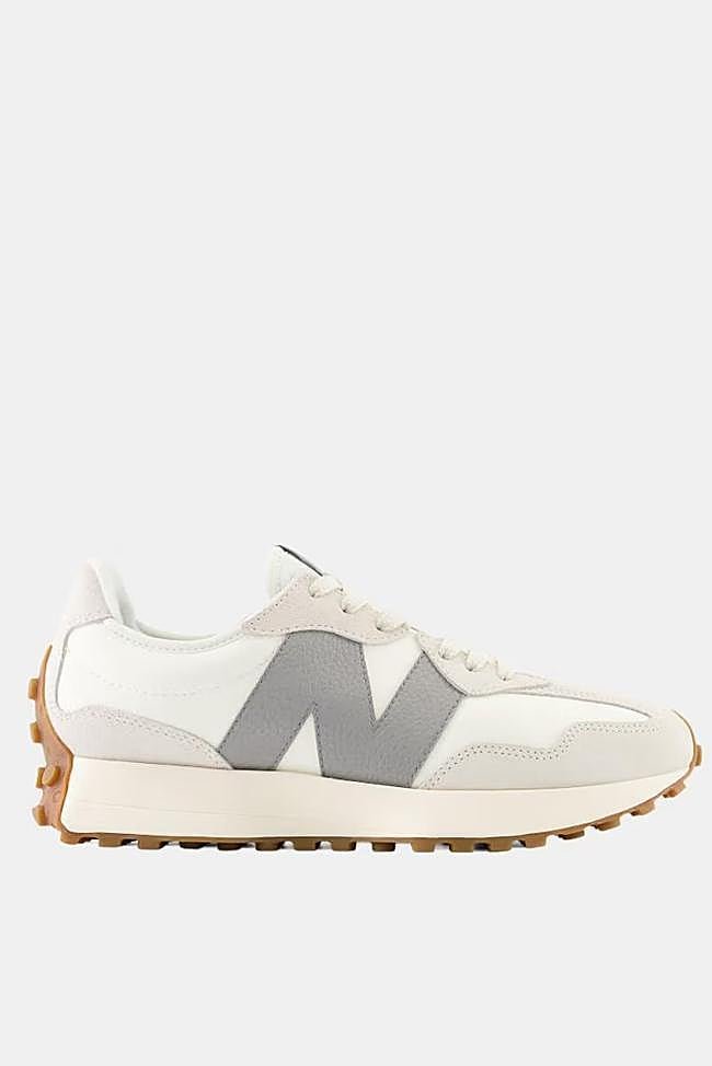 Zapatillas blancas con detalle de logo de New Balance.