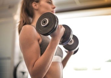 Vikika, entrenadora: «Muchas personas tienen un lado de la espalda más fuerte que el otro sin saberlo, y el remo con mancuerna lo soluciona»