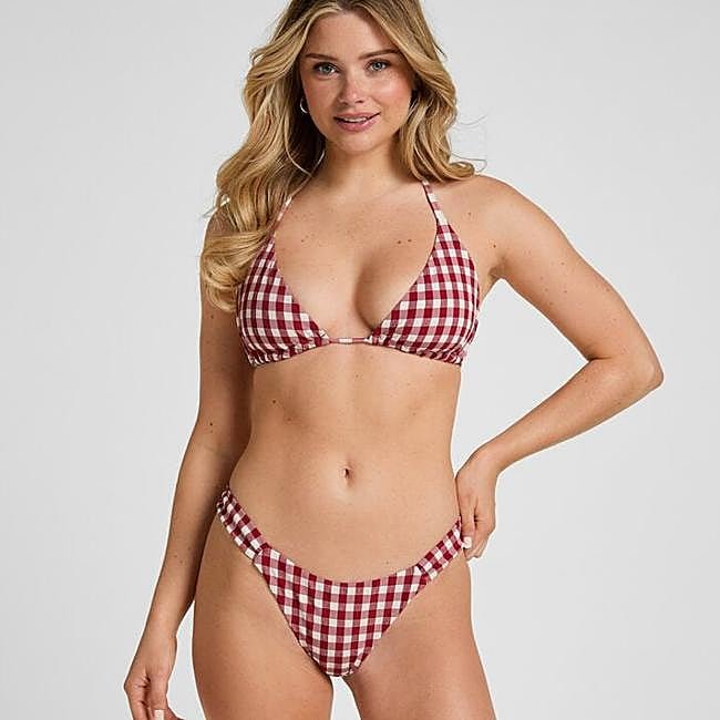 Bikini de cuadros vichy rojo de Hunkemöller: suje 18,99 euros y braguita 26,99 euros.