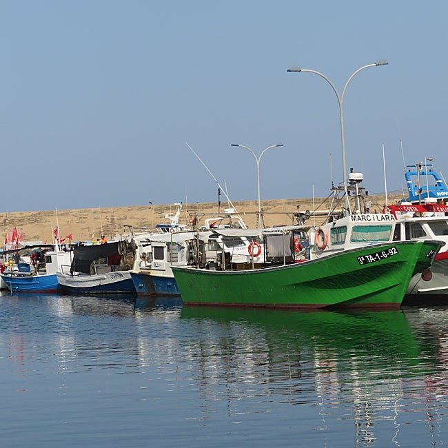 El puerto de este pueblo de pescadores es tranquilo y muy pintoresco.