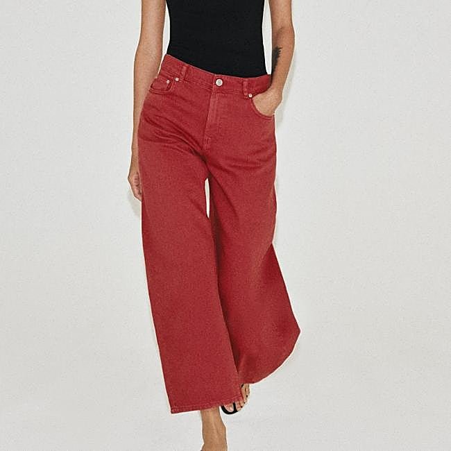 Vaqueros rojos de Zara, 29,95 euros.