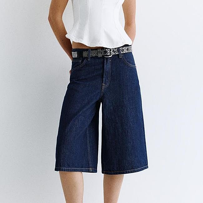 Jorts índigo con cinturón de Pull&Bear, 25,99 euros.