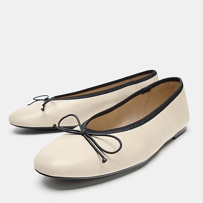 Bailarinas blancas de Zara (25,99 euros)