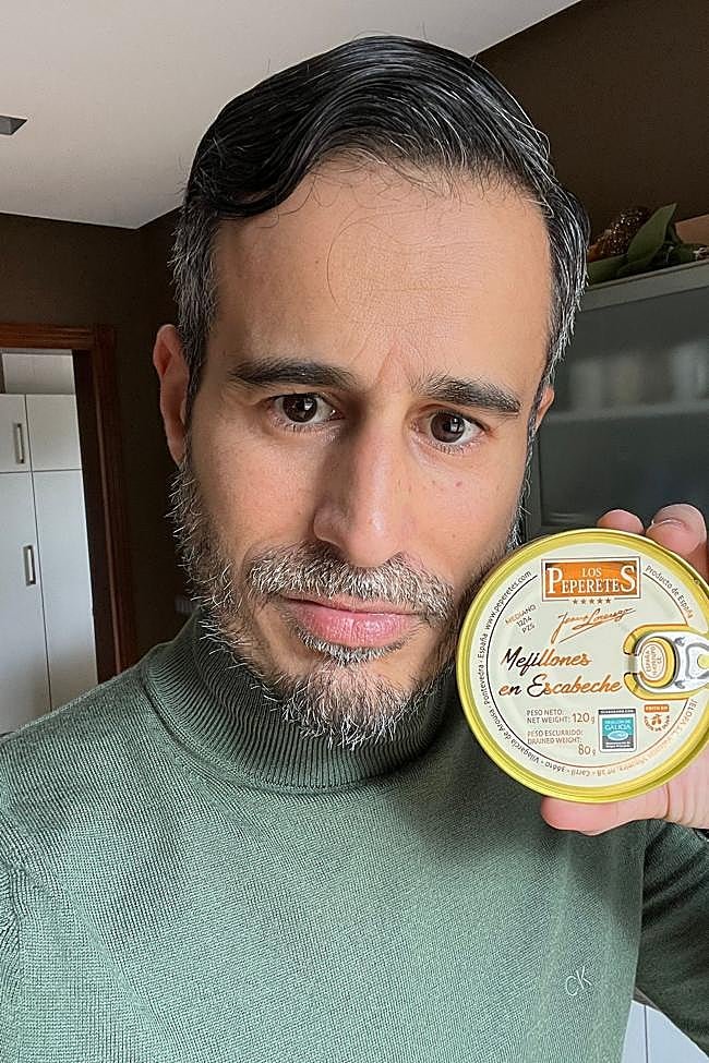 Carlos Álvaro, El Catalatas, posa con una lata de mejillones en escabeche de Los Peperetes.