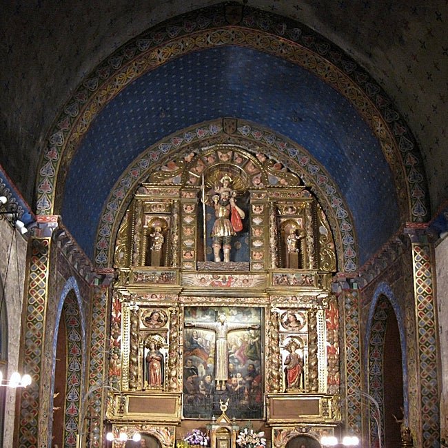 Así es la iglesia de Sant Cristòfol por dentro, con el Majestat en el altar.