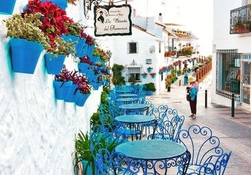 El precioso pueblo blanco de Málaga que está lleno de flores y tiene una curiosa relación con Picasso