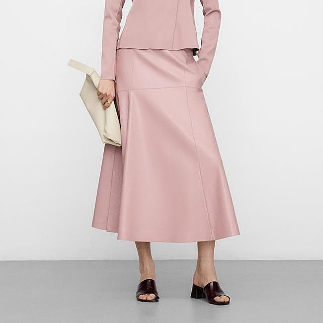 Falda midi de piel de Adolfo Domínguez, 52 euros.