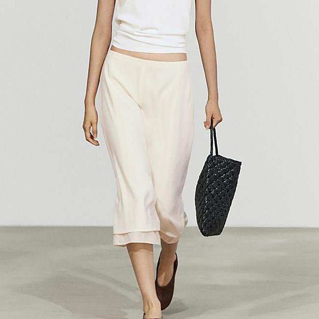 Falda blanca de Massimo Dutti, 79,95 euros.