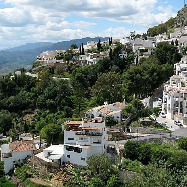 Mijas destaca por su blancura en la verde sierra.