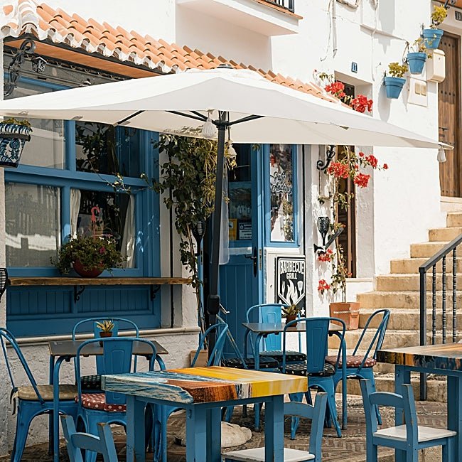 La Bodega del Pintor le pone el toque de azul al blanco Mijas.