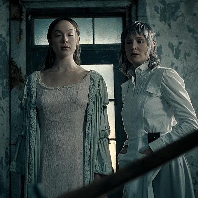 Ella Beatty y Viky Krieps en una imagen de Monstruo: la historia de Lizzie Borden.