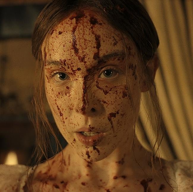 Ella Beatty en una imagen del primer episodio de Monstruo: la historia de Lizzie Borden.