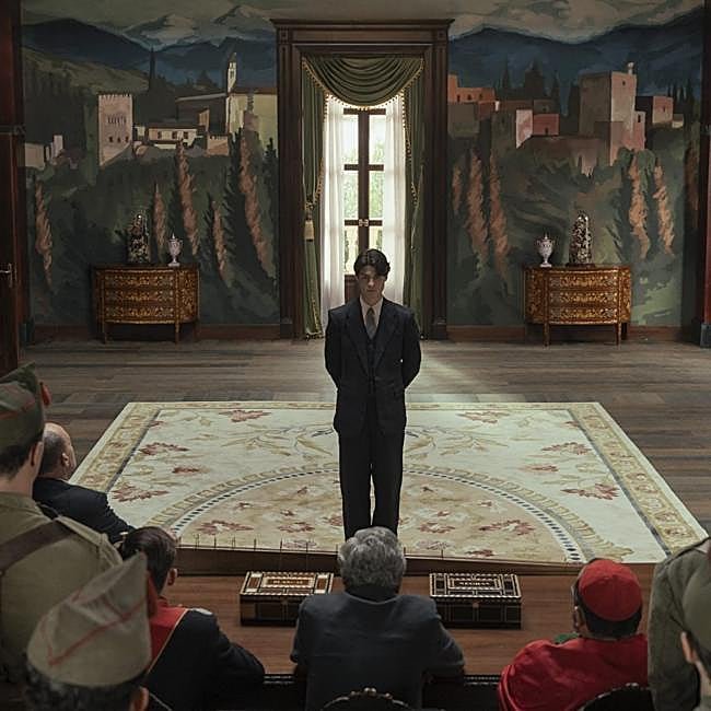 Milo Quifes como Carlos en una imagen de La bola negra, la película elegida para representar a España en los Premios Oscar.