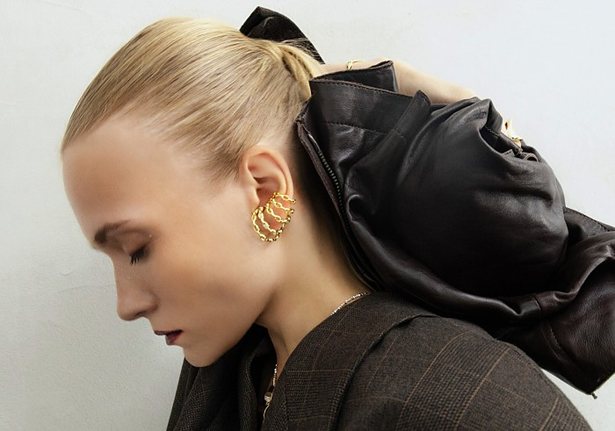 Imagen principal - La historia del ear cuff, la joya tendencia más moderna que hasta llevan las royals