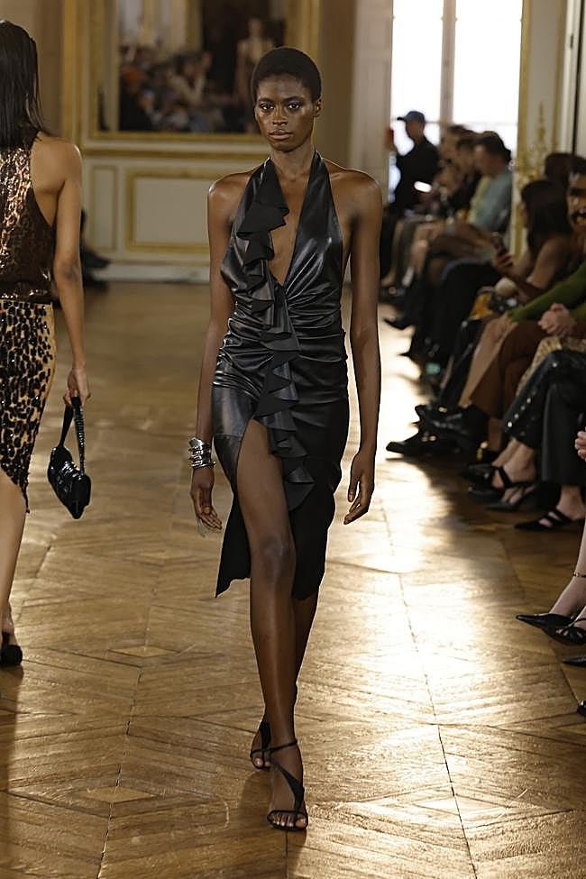 Look de Balmain durante la Semana de la Moda de París.
