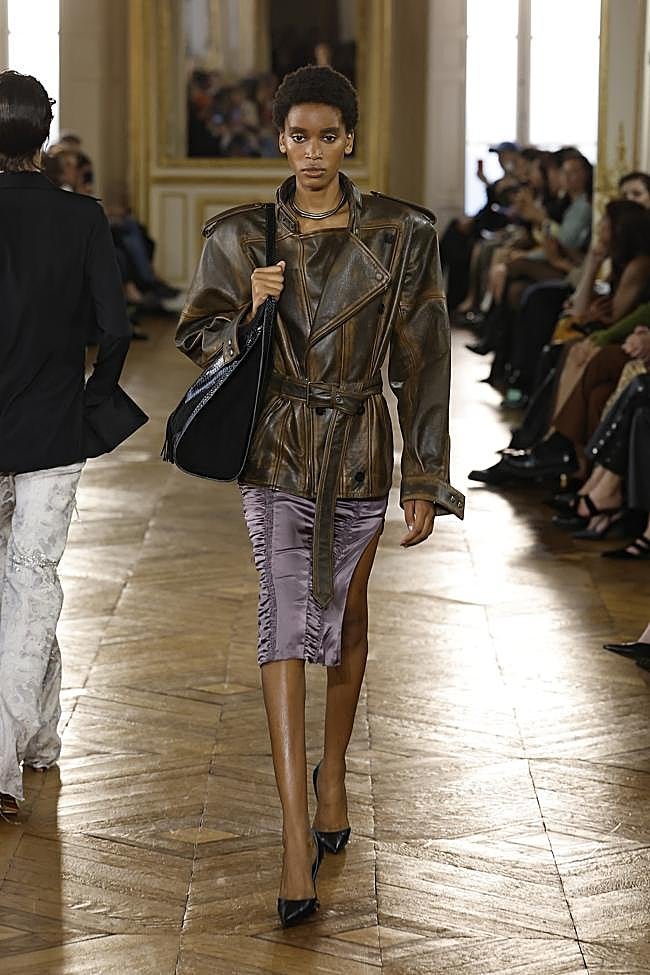 Look de Balmain durante la Semana de la Moda de París.